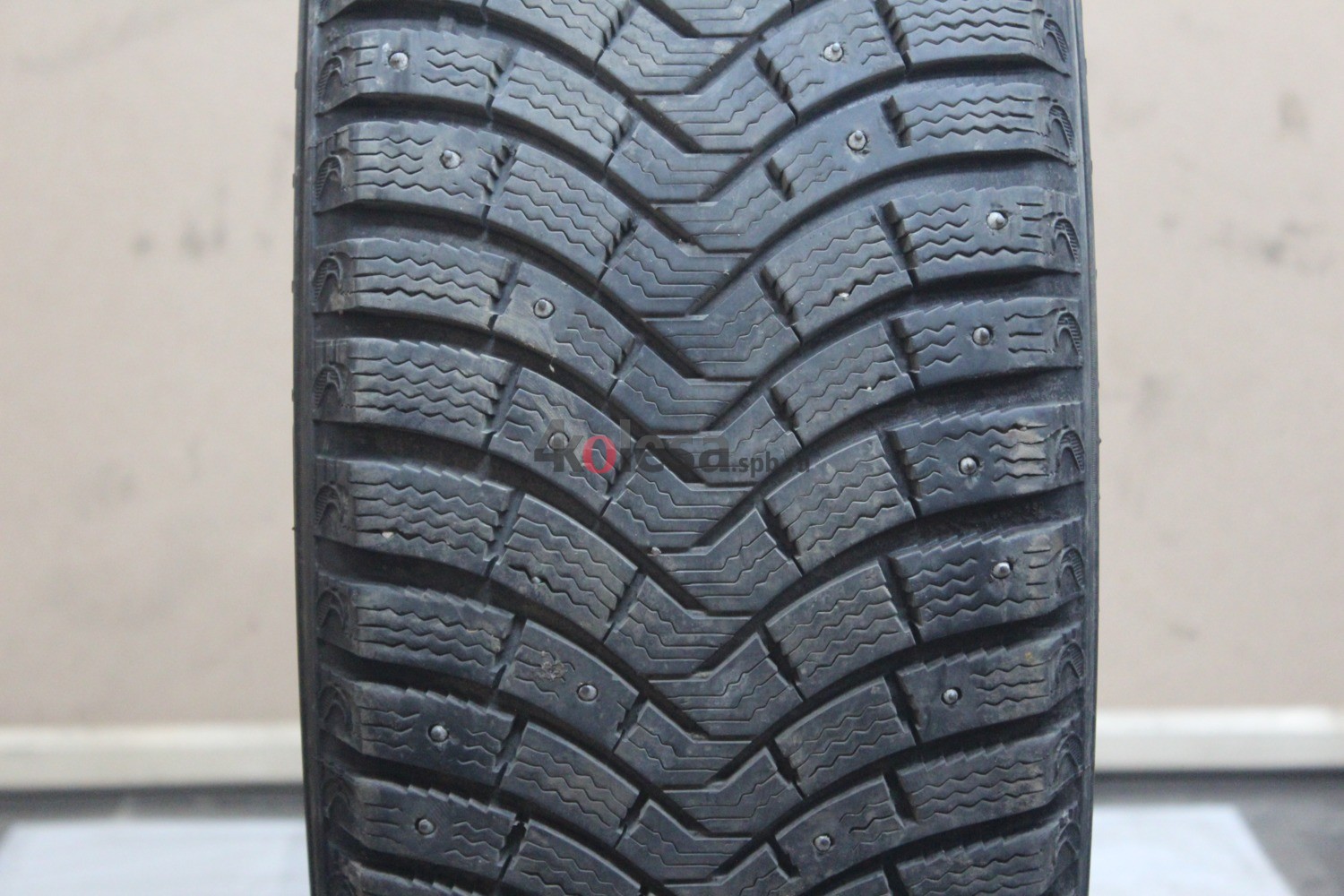 Зимние шипованные шины R18 225/55 Michelin Latitude X-Ice North 2 бу (6-7 мм.) остаток шипов 70-100%