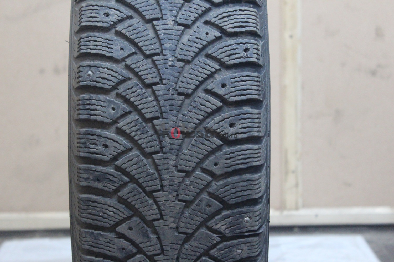 Зимние шипованные шины R16 215/65 Nokian Tyres Nordman 4 бу (6-7 мм.) остаток шипов 0-25%