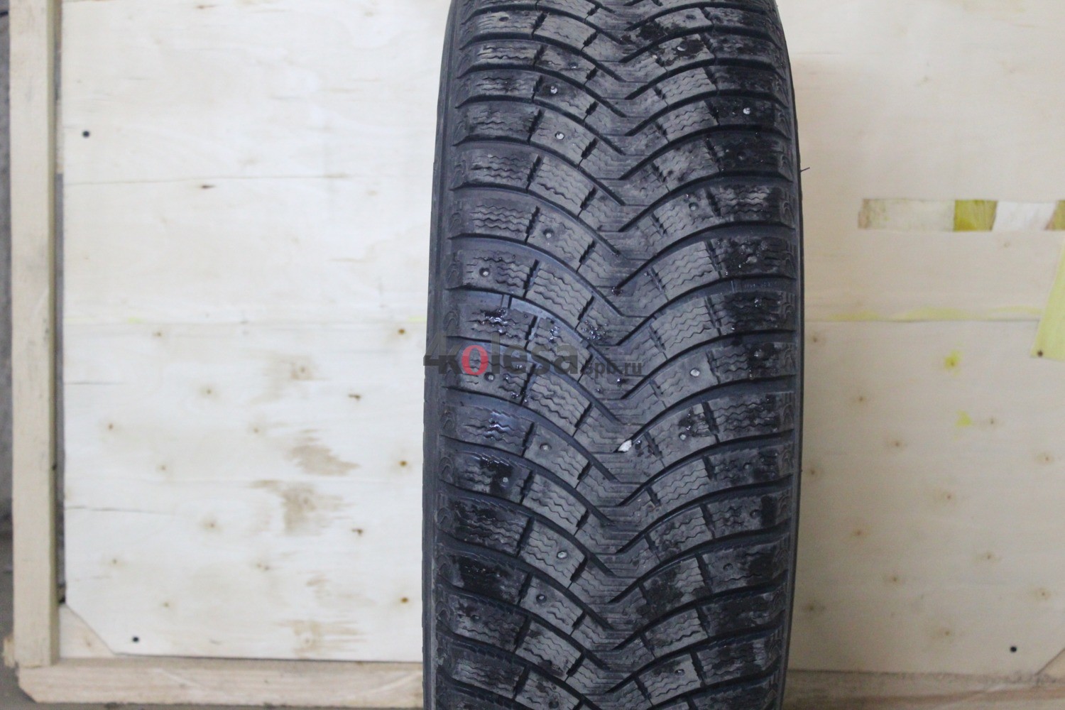 Зимние шипованные шины R18 235/65 Michelin Latitude X-Ice North 2 бу (6-7 мм.) остаток шипов 0-25%