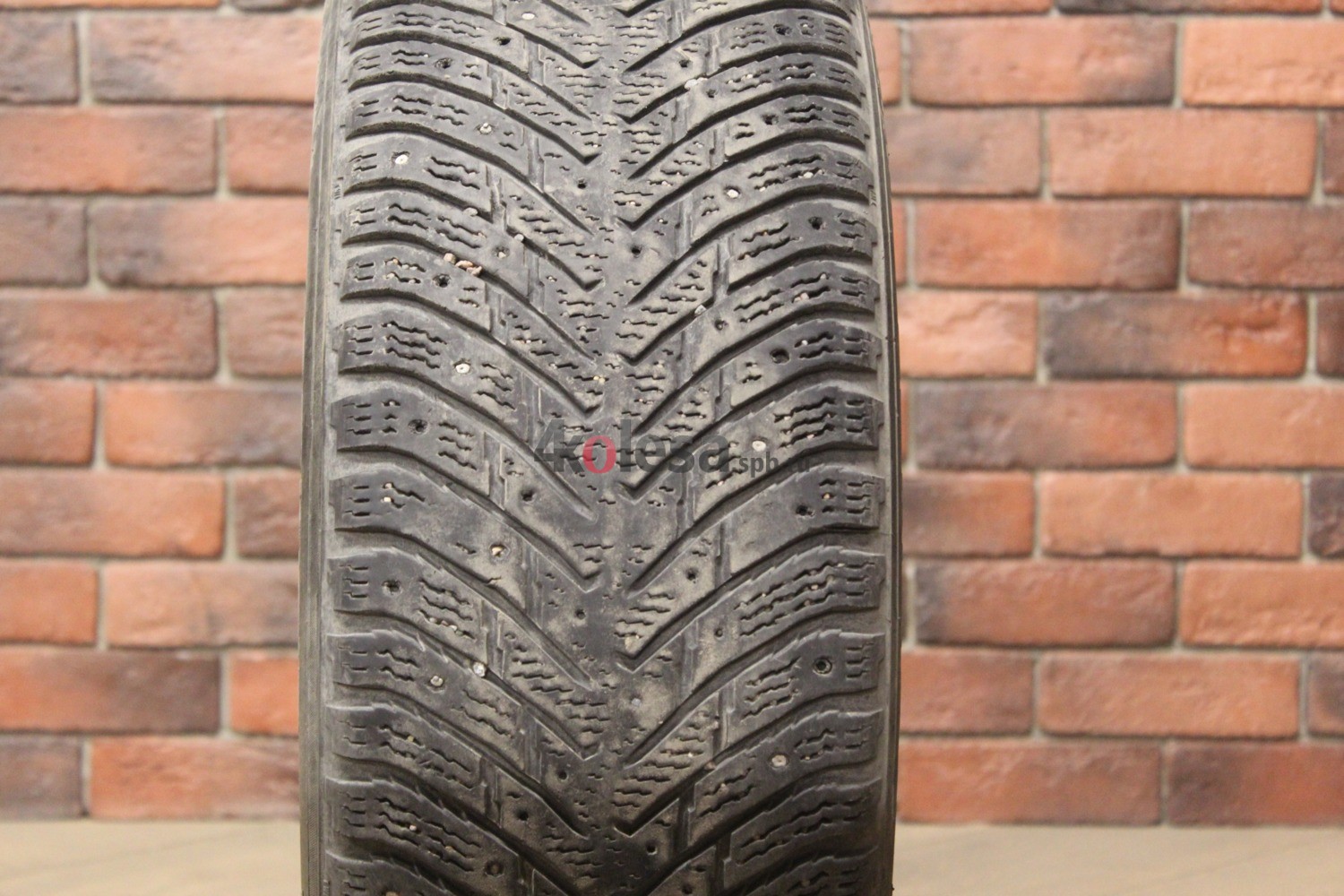 Зимние шипованные шины R17 225/55 Nokian Tyres Hakkapeliitta 8 бу (4-5 мм.) остаток шипов 0-25%