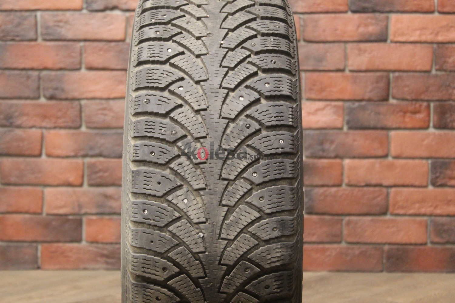 Зимние шипованные шины R16 215/60 Nokian Tyres Hakkapeliitta 4 бу (4-5 мм.) остаток шипов 0-25%