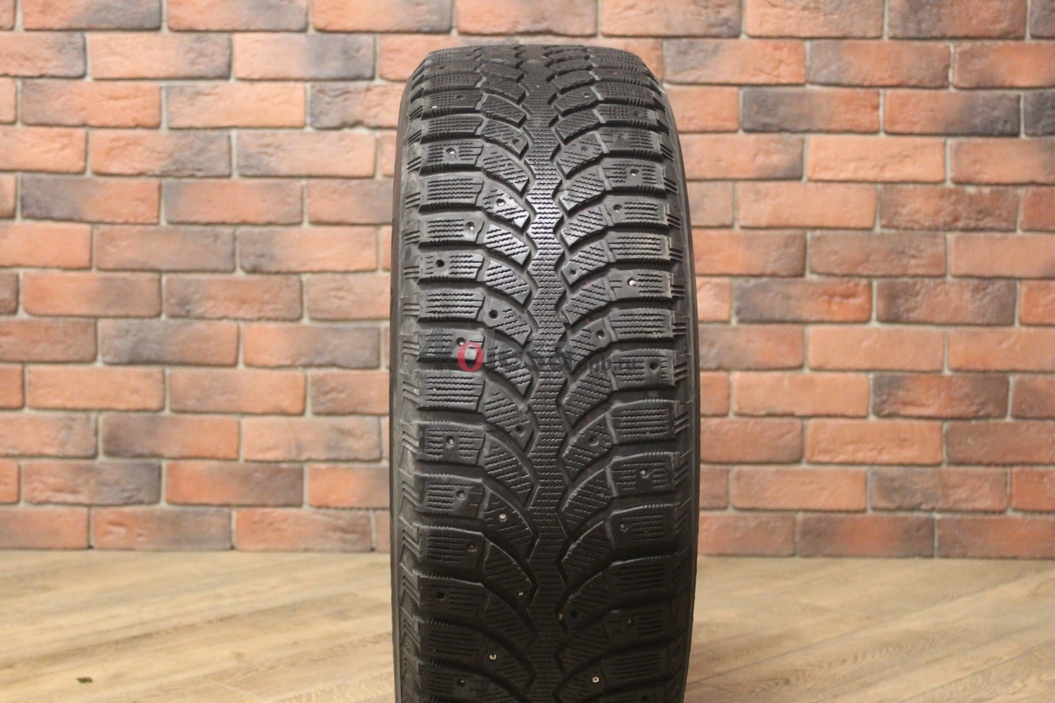 Зимние шипованные шины R17 215/60 Bridgestone Blizzak Spike-01 бу (4-5 мм.) остаток шипов 0-25%