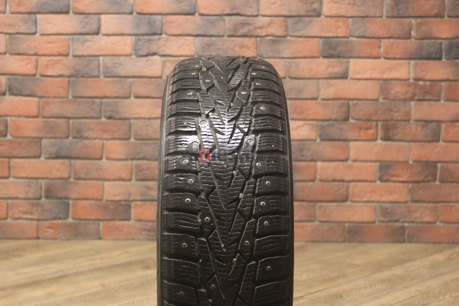 Зимние шипованные шины R15 175/65 Nokian Tyres Nordman 7 бу (8-9 мм.) остаток шипов 70-100%