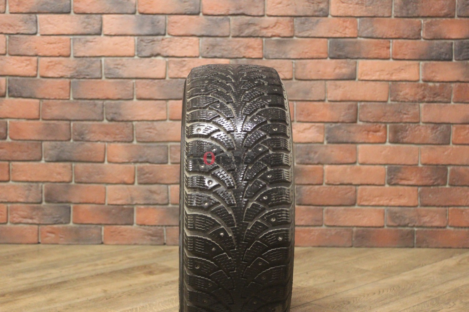 Зимние шипованные шины R15 185/60 Nokian Tyres Hakkapeliitta 4 бу (4-5 мм.) остаток шипов 0-25%