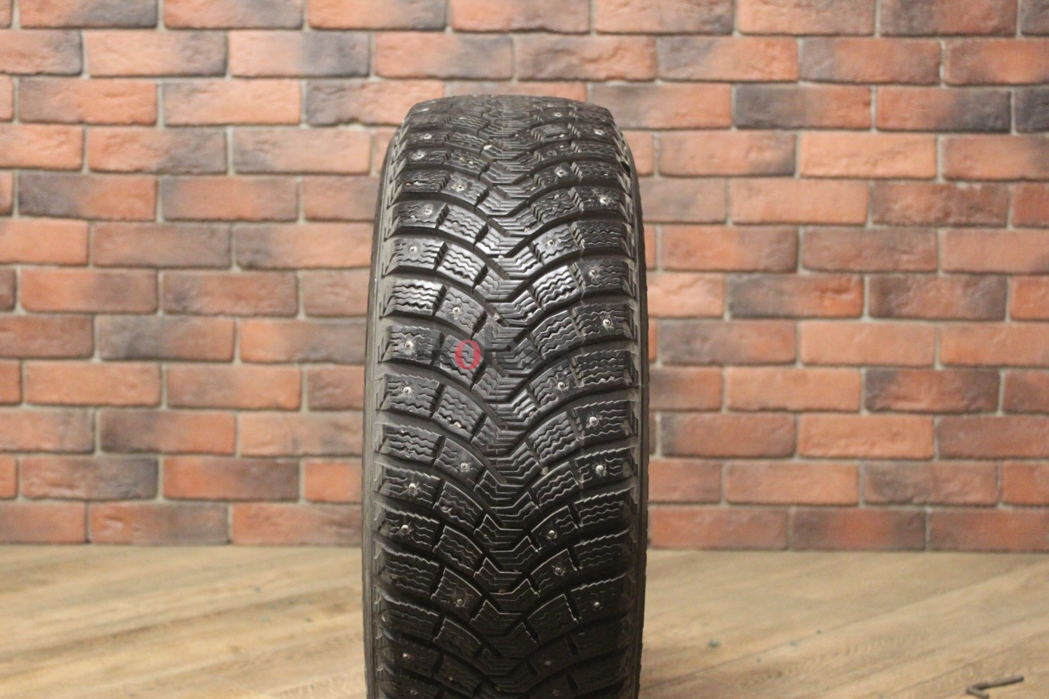Зимние шипованные шины R15 195/65 Michelin X-Ice North 2 бу (8-9 мм.) остаток шипов 70-100%