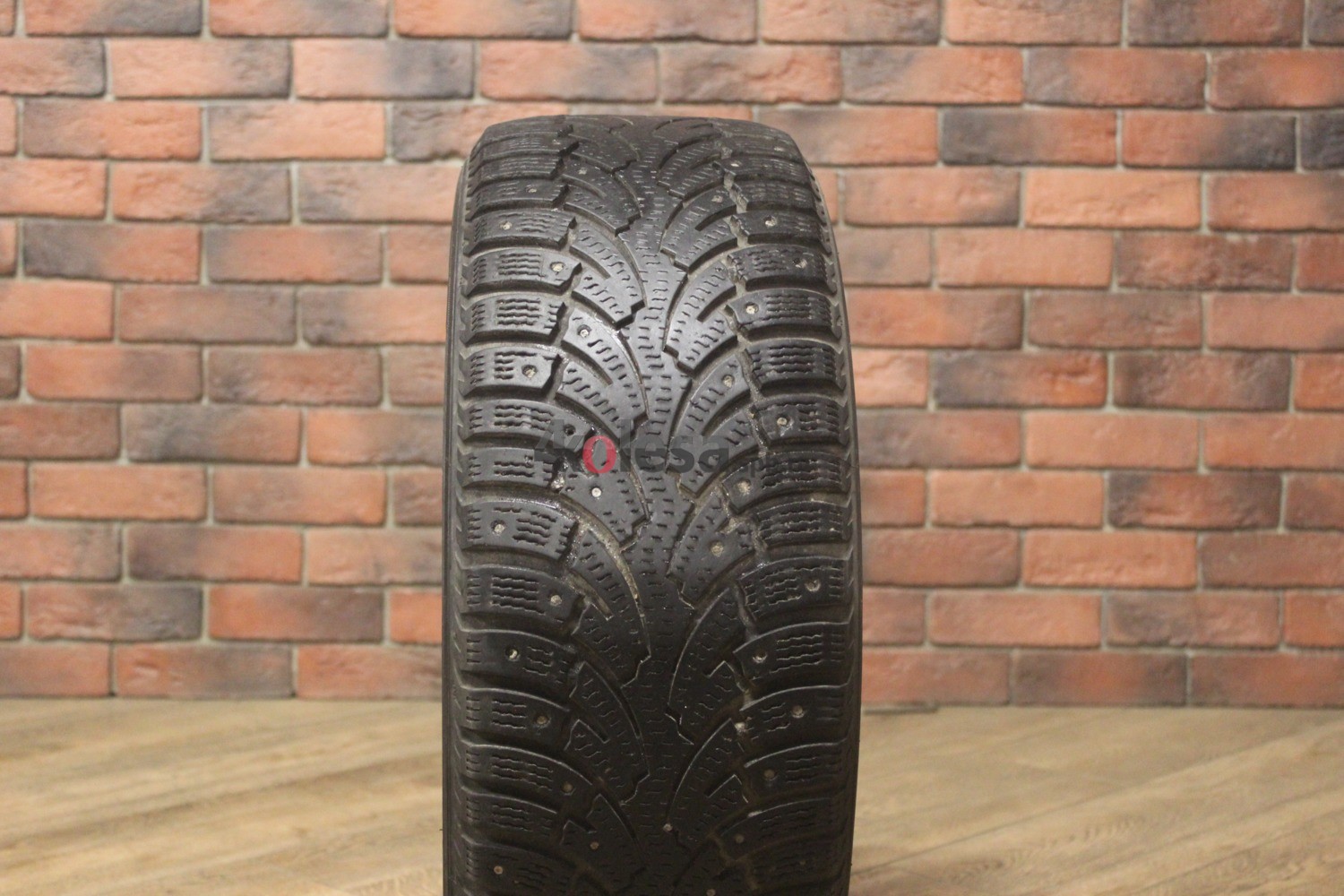 Зимние шипованные шины R16 215/55 Bridgestone Noranza 2 evo бу (4-5 мм.) остаток шипов 0-25%