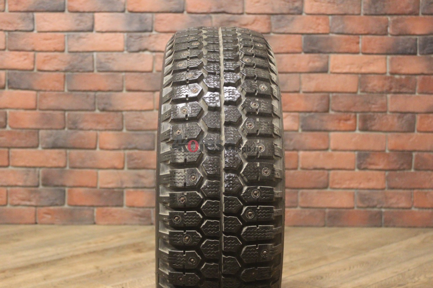 Зимние шипованные шины R15 205/65 Bridgestone WT-14 бу (8-9 мм.) остаток шипов 70-100%
