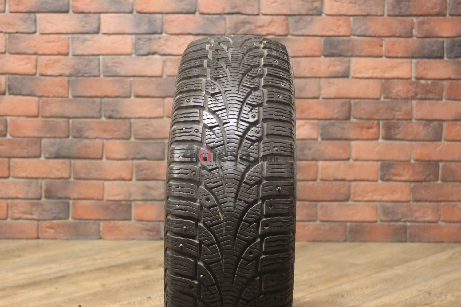 Зимние шипованные шины R15 205/65 Pirelli Winter Carving Edge бу (6-7 мм.) остаток шипов 50-69%