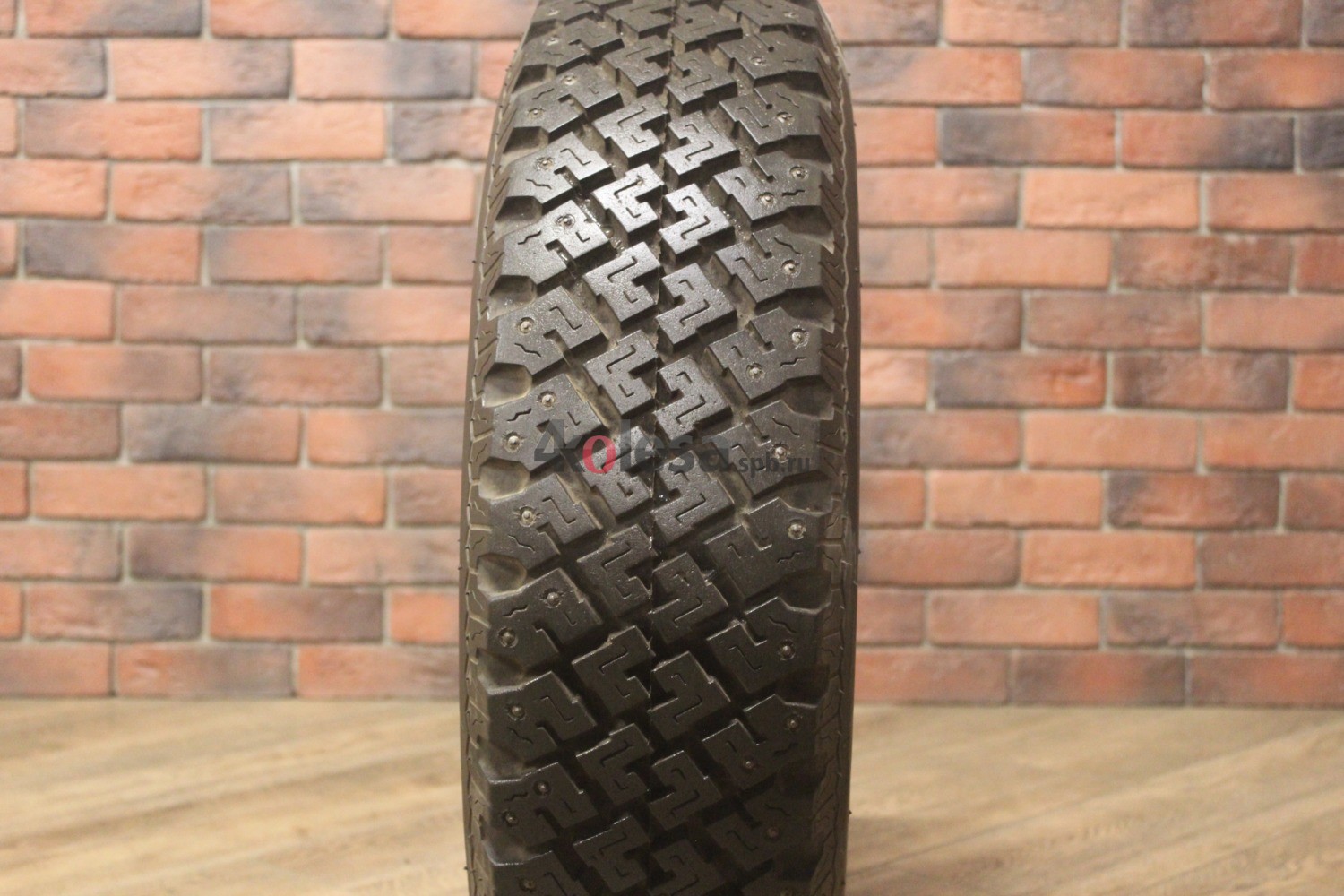 Зимние шипованные шины R15 215/80 Bridgestone RD-703 бу (8-9 мм.) остаток шипов 70-100%
