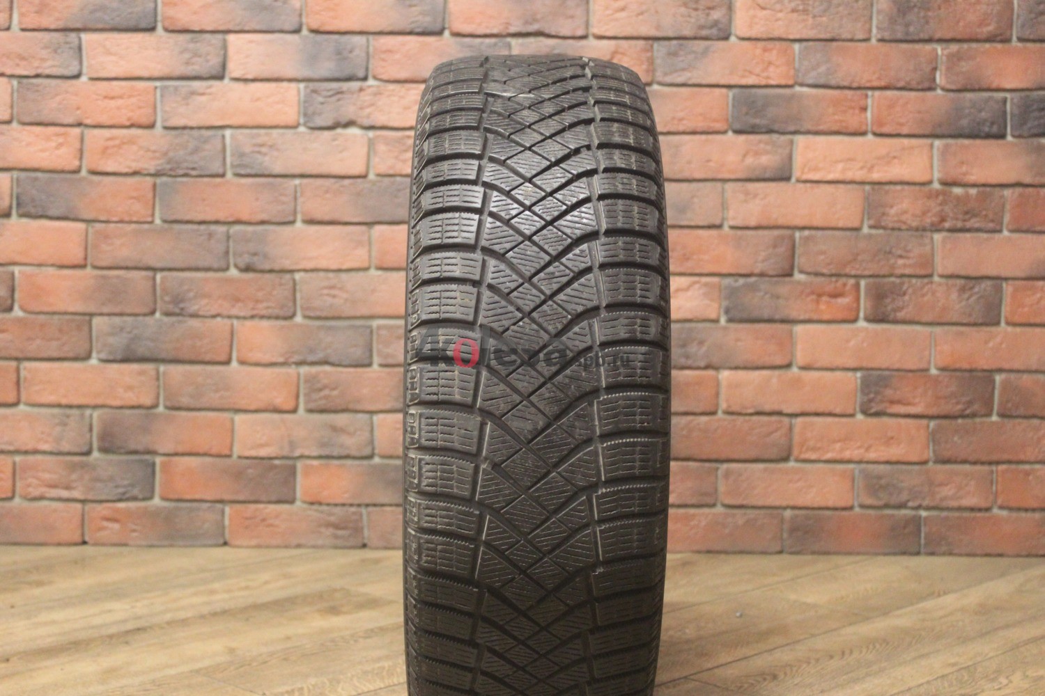 Зимние нешипованные шины R16 215/65 Pirelli Ice Zero FR бу Лип. (6-7 мм.)