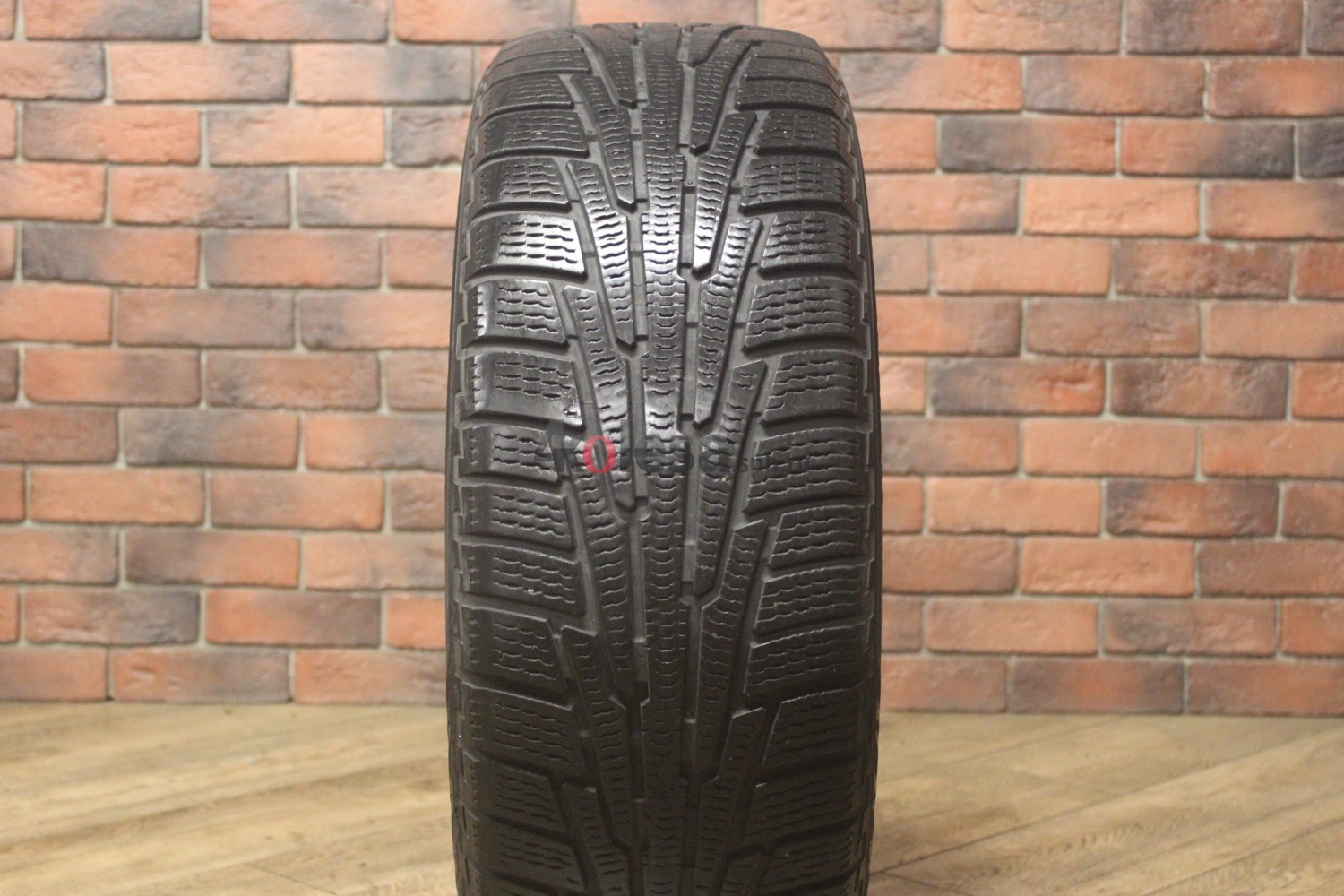 Зимние нешипованные шины R17 235/60 Nokian Tyres Hakkapeliitta R бу Лип. (4-5 мм.)
