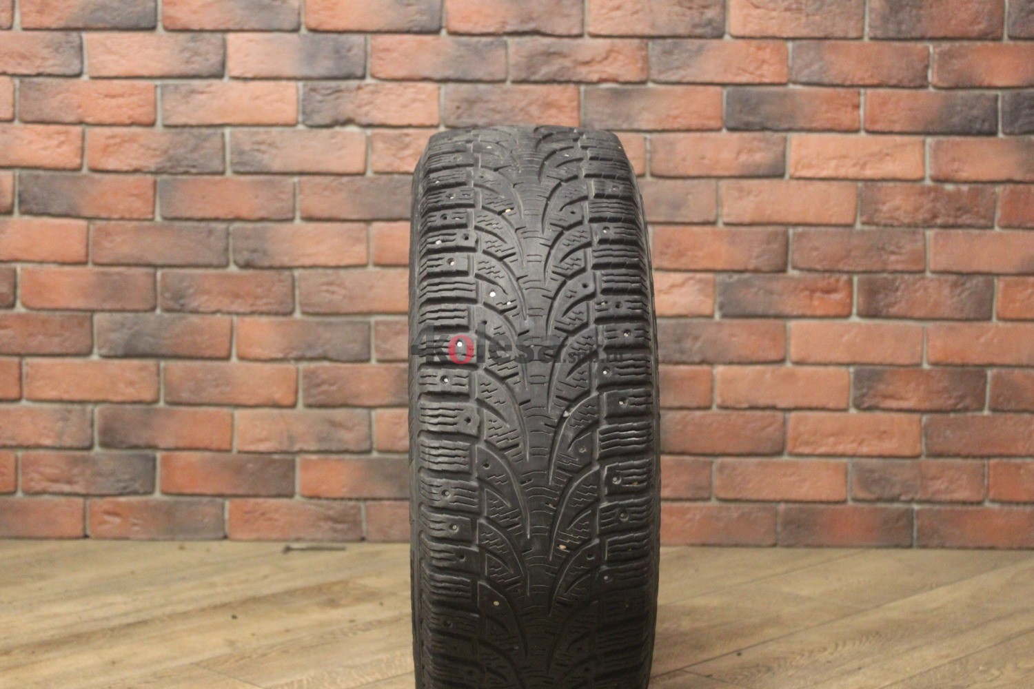 Зимние шипованные шины R16 195/55 Pirelli Winter Carving Edge бу (4-5 мм.) остаток шипов 0-25%