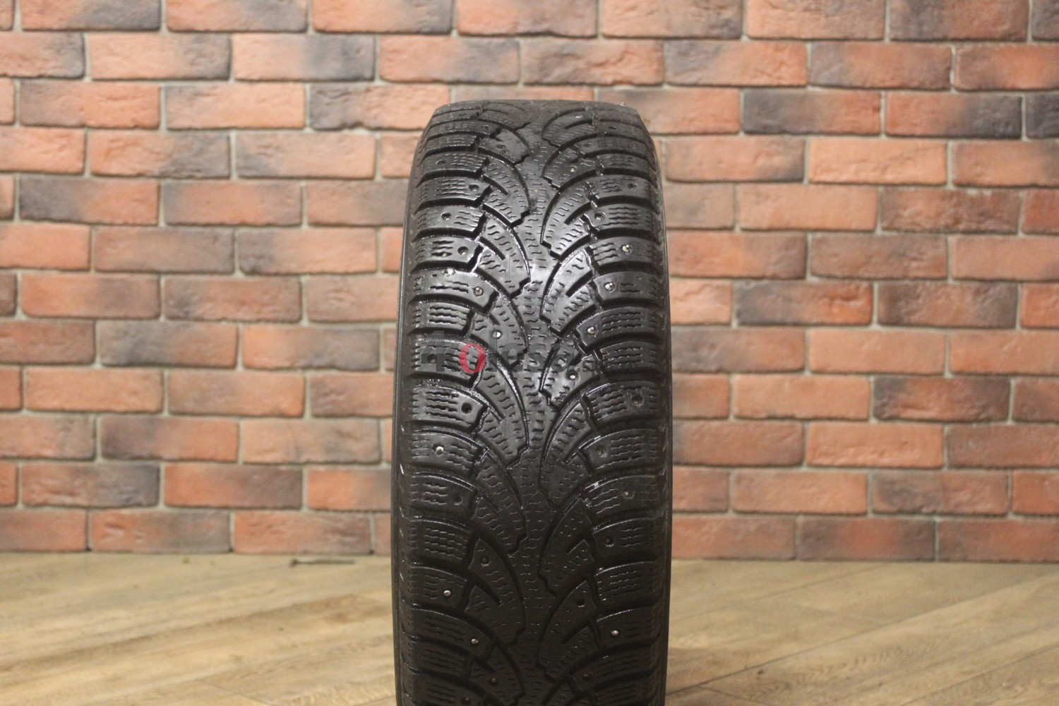 Зимние шипованные шины R16 195/60 Bridgestone Noranza 2 evo бу (4-5 мм.) остаток шипов 0-25%