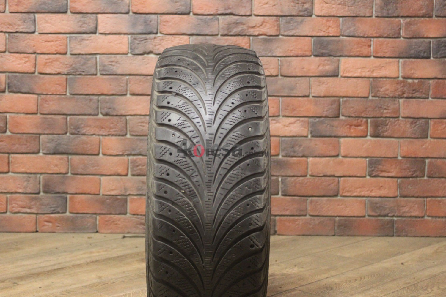 Зимние шипованные шины R16 205/55 Goodyear Ultra Grip Extreme RFT бу (4-5 мм.) остаток шипов 0-25%