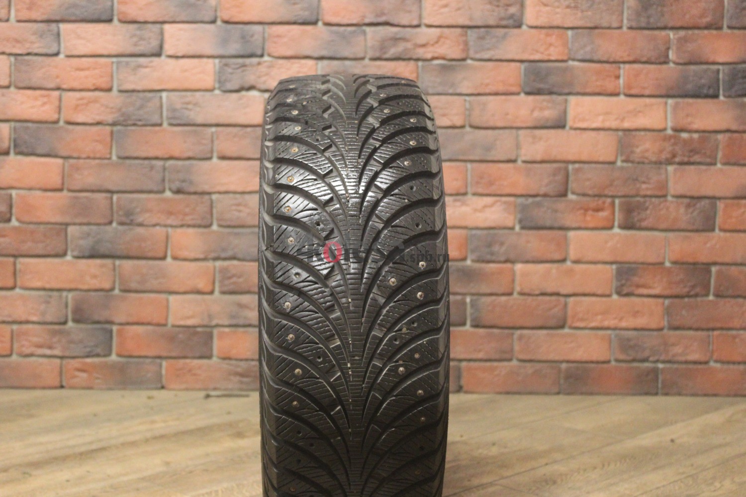Зимние шипованные шины R16 205/55 Goodyear Ultra Grip Extreme бу (8-9 мм.) остаток шипов 70-100%