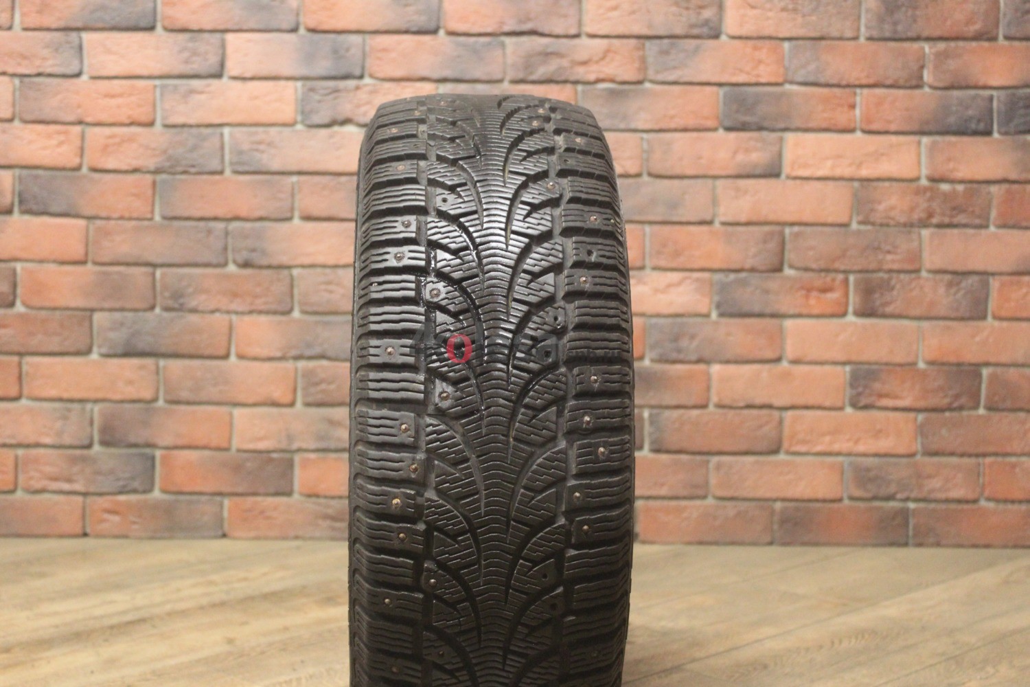 Зимние шипованные шины R16 205/55 Pirelli Winter Carving Edge бу (6-7 мм.) остаток шипов 70-100%