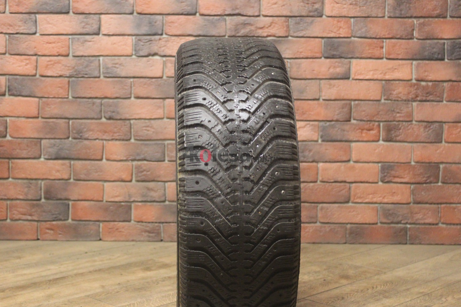 Зимние шипованные шины R16 205/60 Goodyear Ultra Grip 500 бу (4-5 мм.) остаток шипов 0-25%