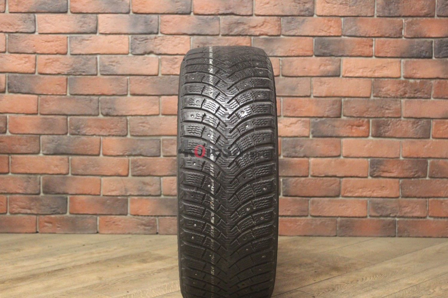 Зимние шипованные шины R16 205/60 Michelin X-Ice North 2 бу (4-5 мм.) остаток шипов 0-25%