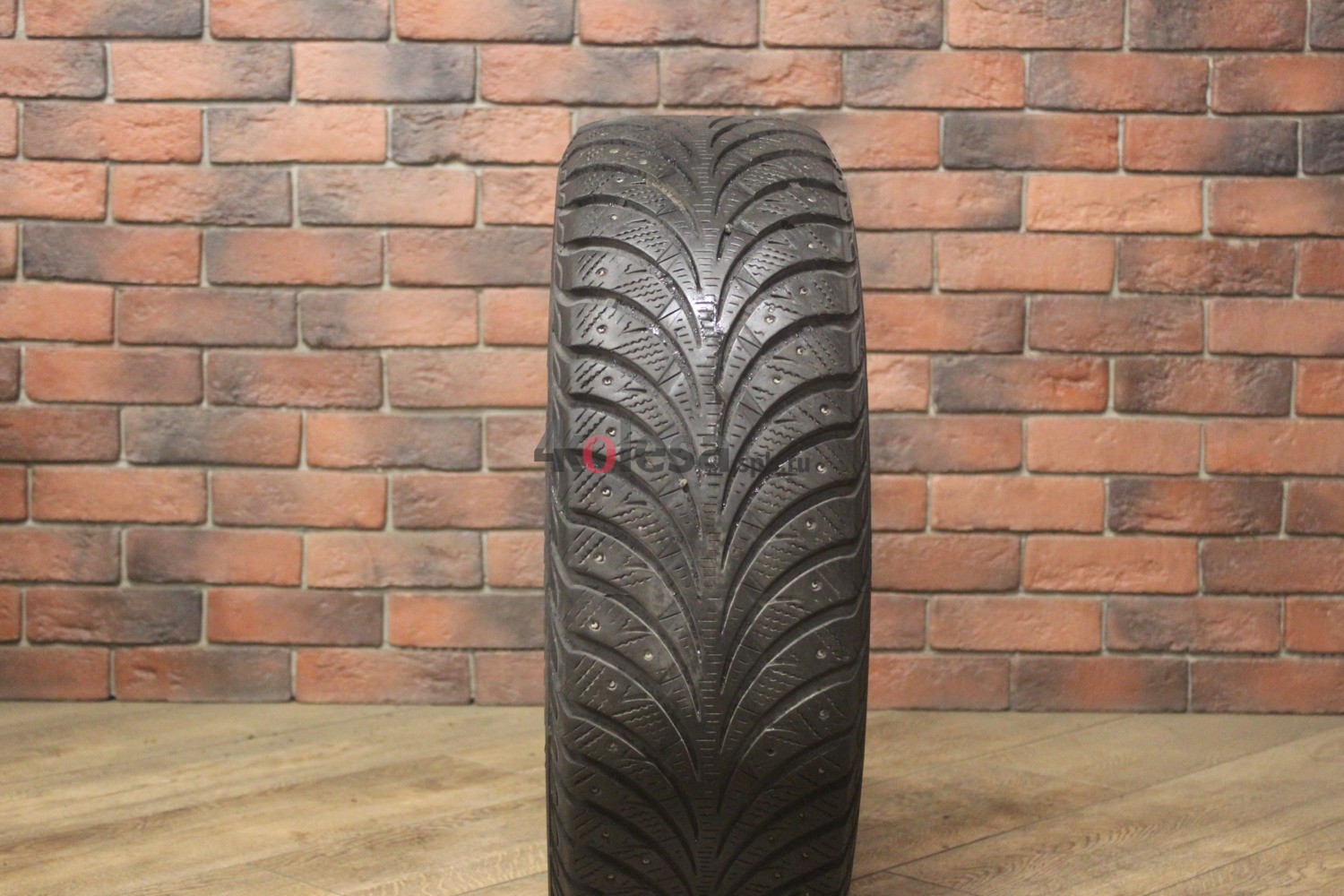 Зимние шипованные шины R16 205/60 Goodyear Ultra Grip Extreme бу (4-5 мм.) остаток шипов 0-25%