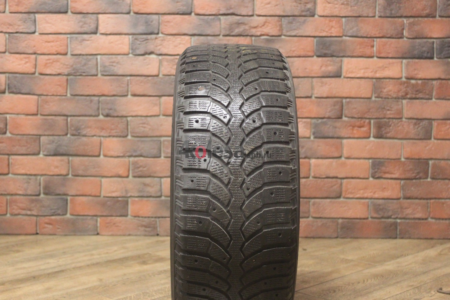Зимние шипованные шины R16 215/55 Bridgestone Blizzak Spike-01 бу (4-5 мм.) остаток шипов 0-25%