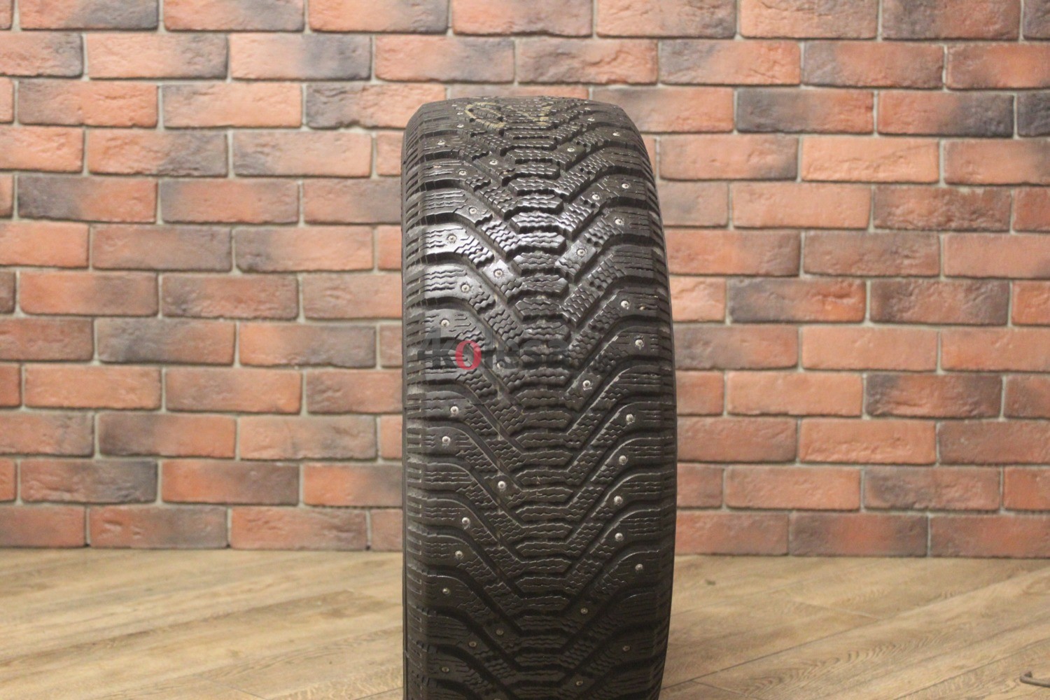 Зимние шипованные шины R16 215/55 Goodyear Ultra Grip 500 бу (8-9 мм.) остаток шипов 70-100%