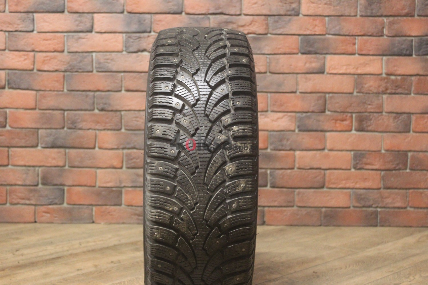 Зимние шипованные шины R16 215/60 Bridgestone Noranza 2 evo бу (8-9 мм.) остаток шипов 70-100%