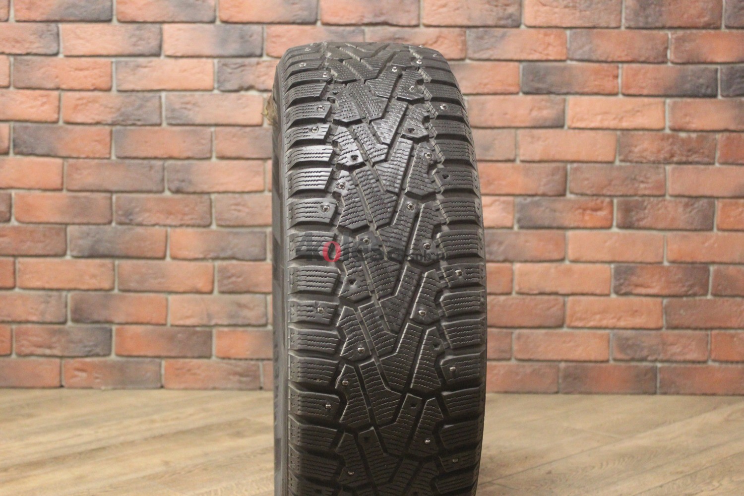 Зимние шипованные шины R16 215/60 Pirelli Ice Zero бу (6-7 мм.) остаток шипов 50-69%