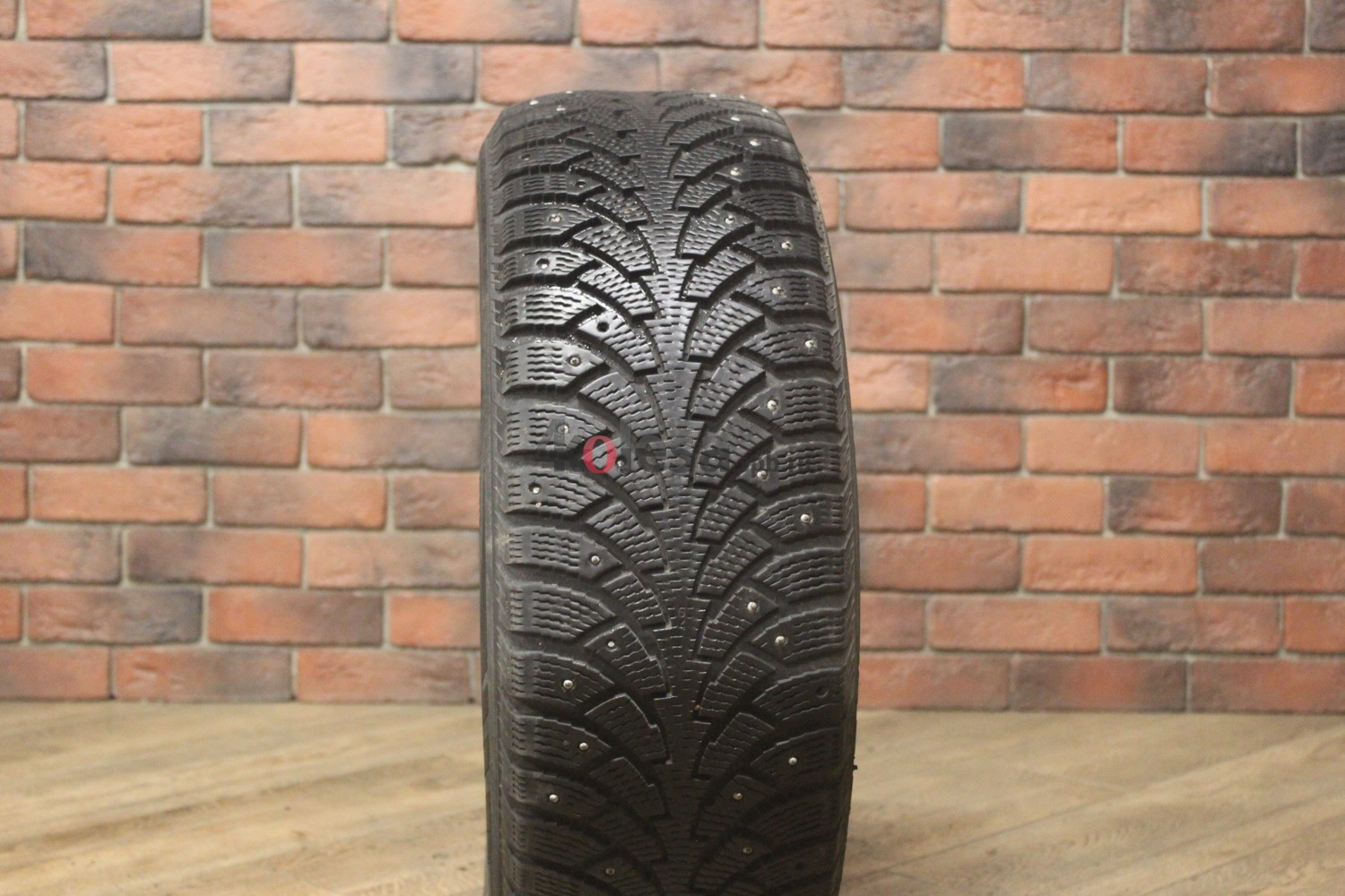Зимние шипованные шины R16 215/60 Nokian Tyres Hakkapeliitta 4 бу (6-7 мм.) остаток шипов 70-100%
