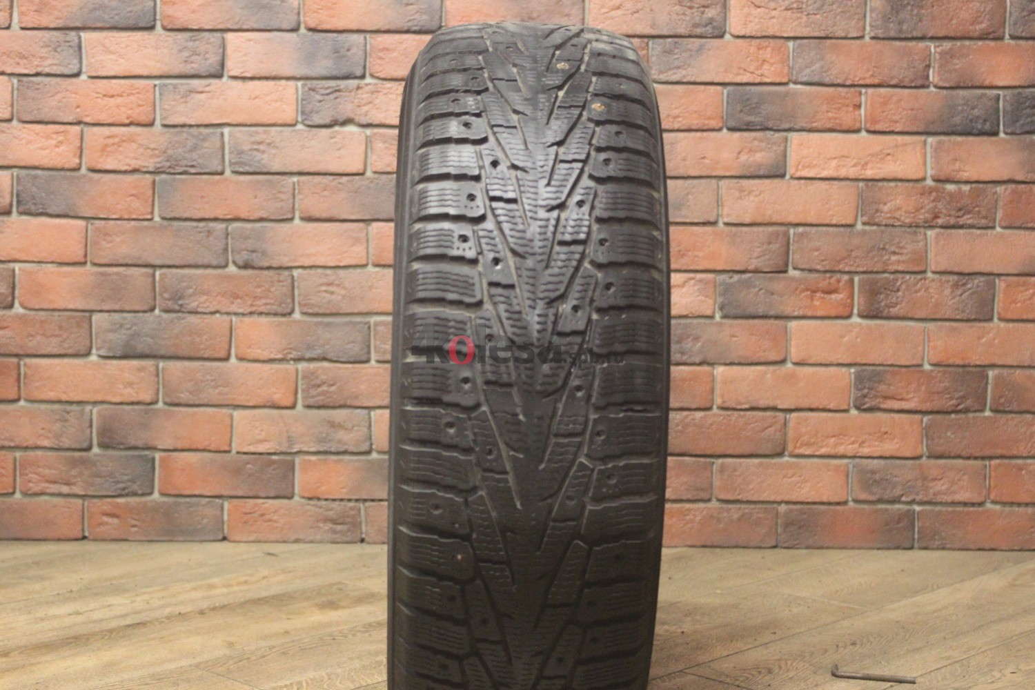 Зимние шипованные шины R16 215/70 Nokian Tyres Nordman 7 бу (4-5 мм.) остаток шипов 0-25%