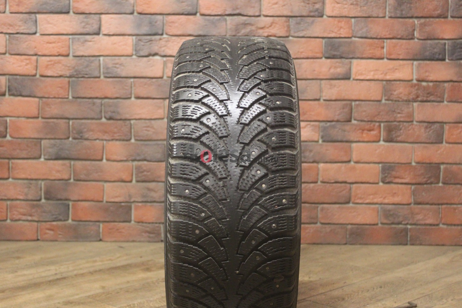 Зимние шипованные шины R16 225/55 Nokian Tyres Hakkapeliitta 4 бу (4-5 мм.) остаток шипов 0-25%