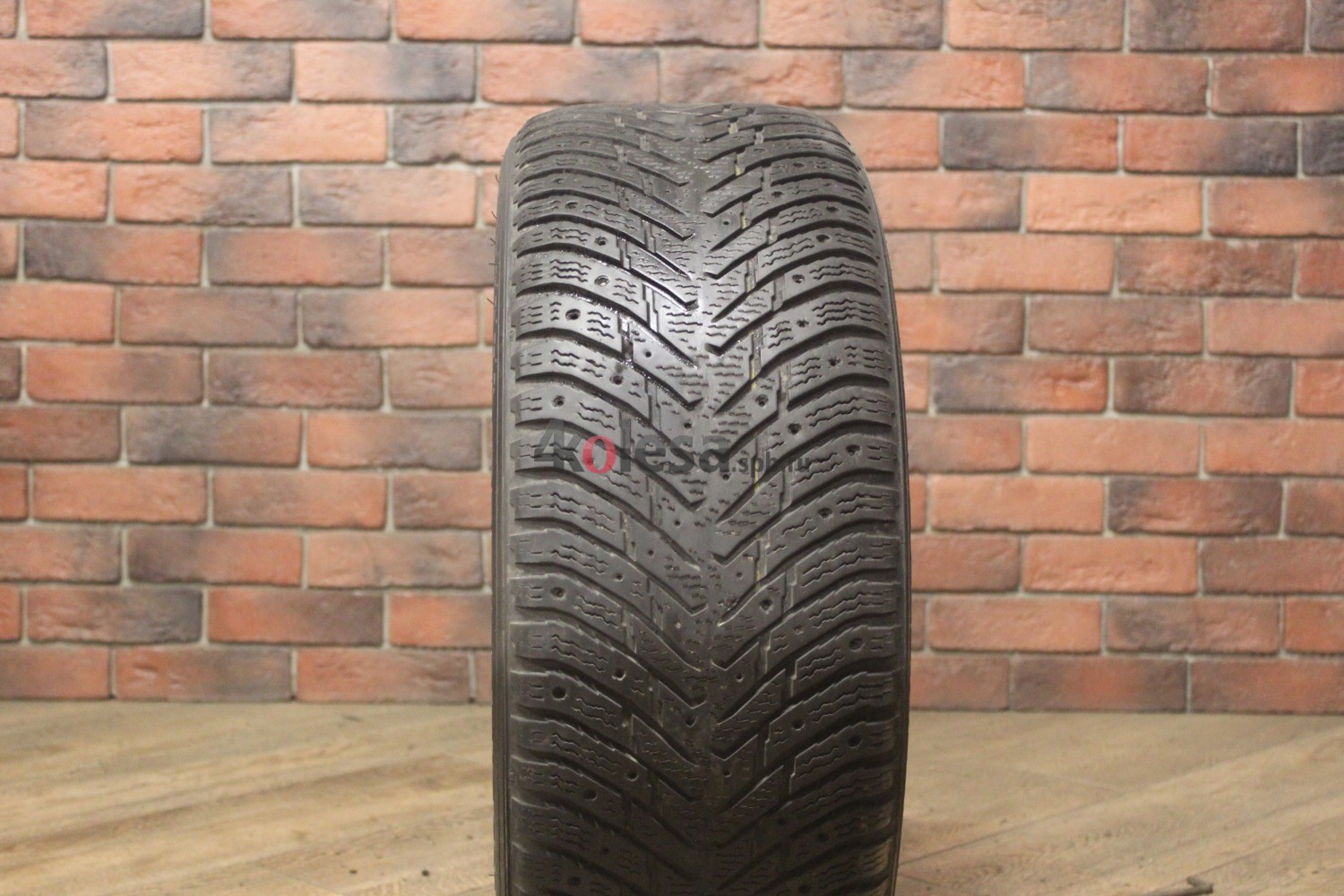 Зимние шипованные шины R16 225/55 Nokian Tyres Hakkapeliitta 8 бу (4-5 мм.) остаток шипов 0-25%
