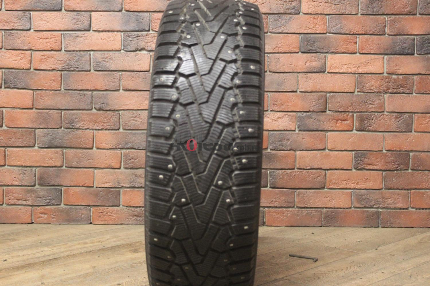 Зимние шипованные шины R17 235/65 Pirelli Ice Zero бу (8-9 мм.) остаток шипов 70-100%