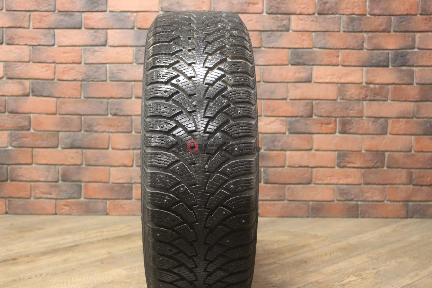 Зимние шипованные шины R17 235/65 Nokian Tyres Nordman бу (6-7 мм.) остаток шипов 70-100%