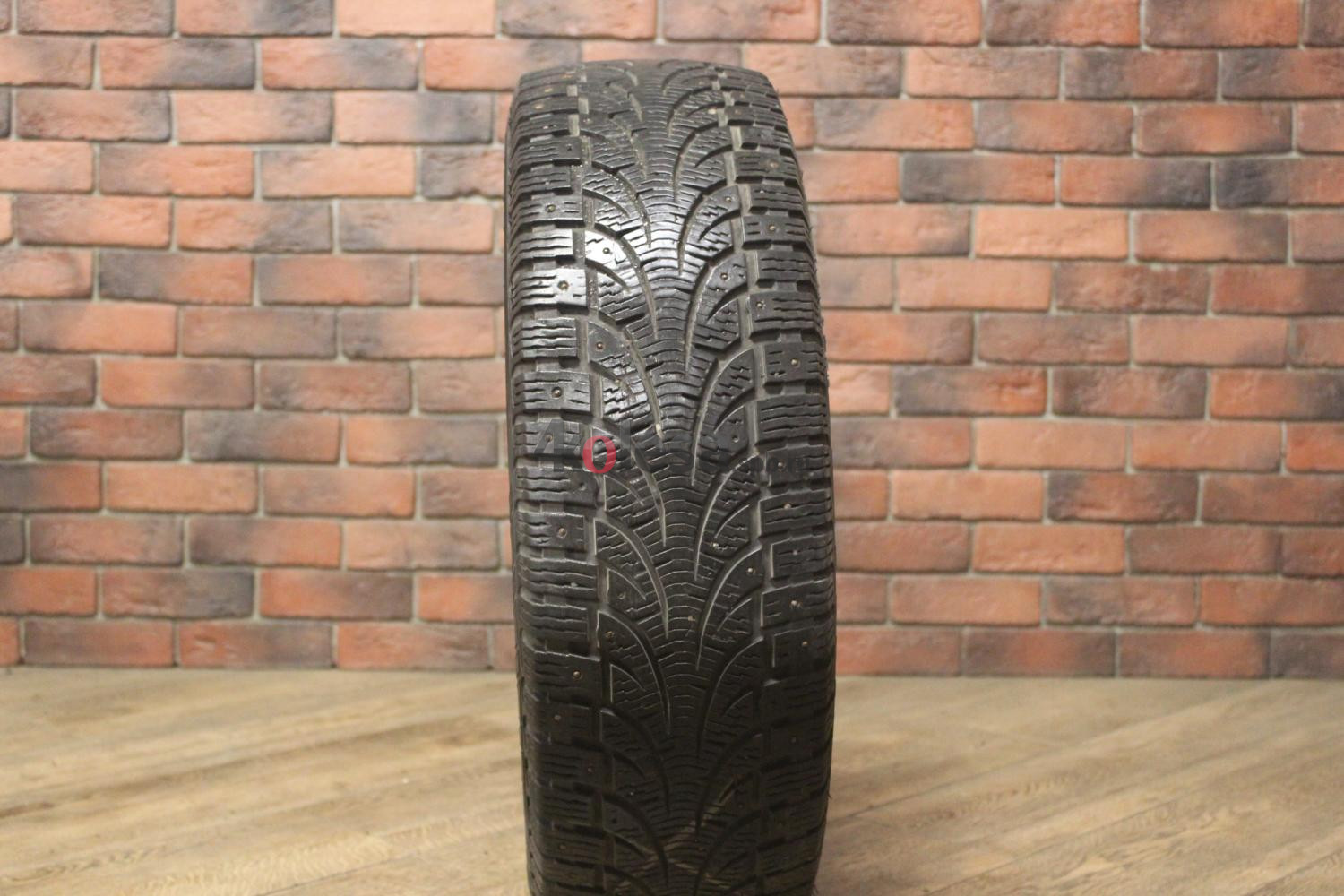 Зимние шипованные шины R17 225/65 Pirelli Winter Carving Edge бу (4-5 мм.) остаток шипов 70-100%