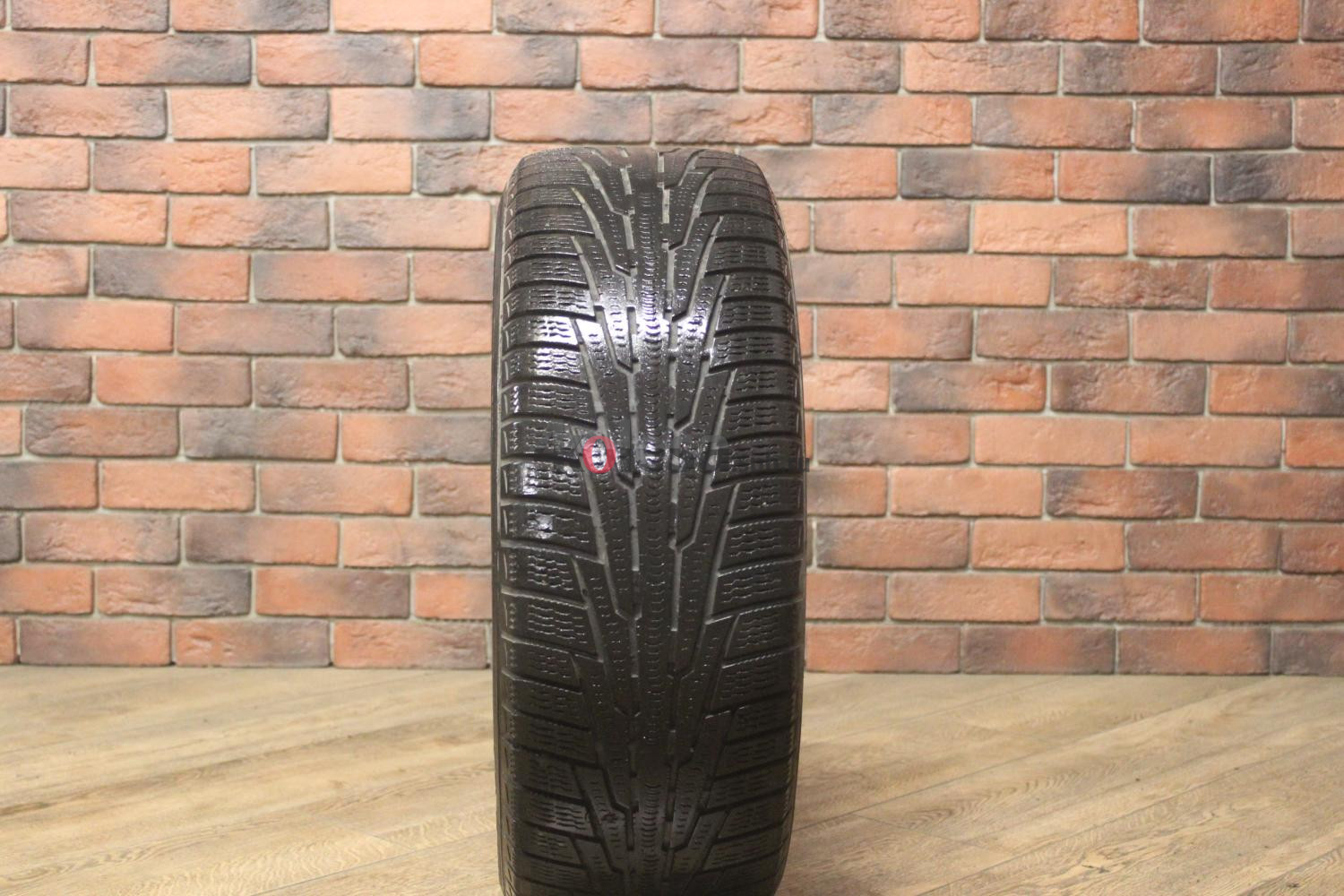 Зимние нешипованные шины R16 215/60 Nokian Tyres Hakkapeliitta R бу Лип. (4-5 мм.)
