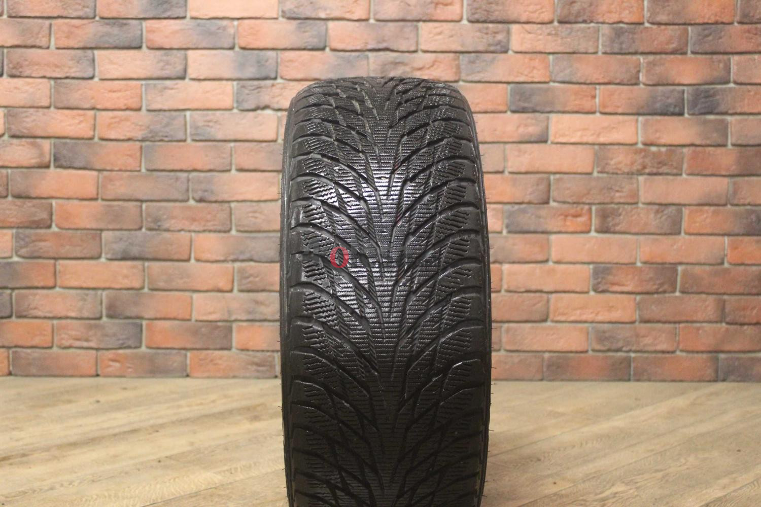 Зимние нешипованные шины R19 225/40 Nokian Tyres Hakkapeliitta R2 бу Лип. (6-7 мм.)