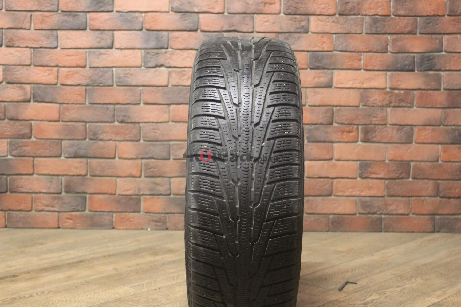 Зимние нешипованные шины R17 215/60 Nokian Tyres Hakkapeliitta R бу Лип. (4-5 мм.)