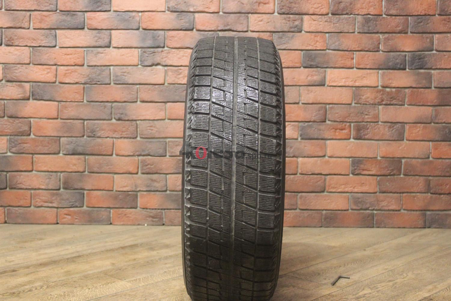 Зимние нешипованные шины R17 215/60 Bridgestone Blizzak Revo 2 бу Лип. (4-5 мм.)