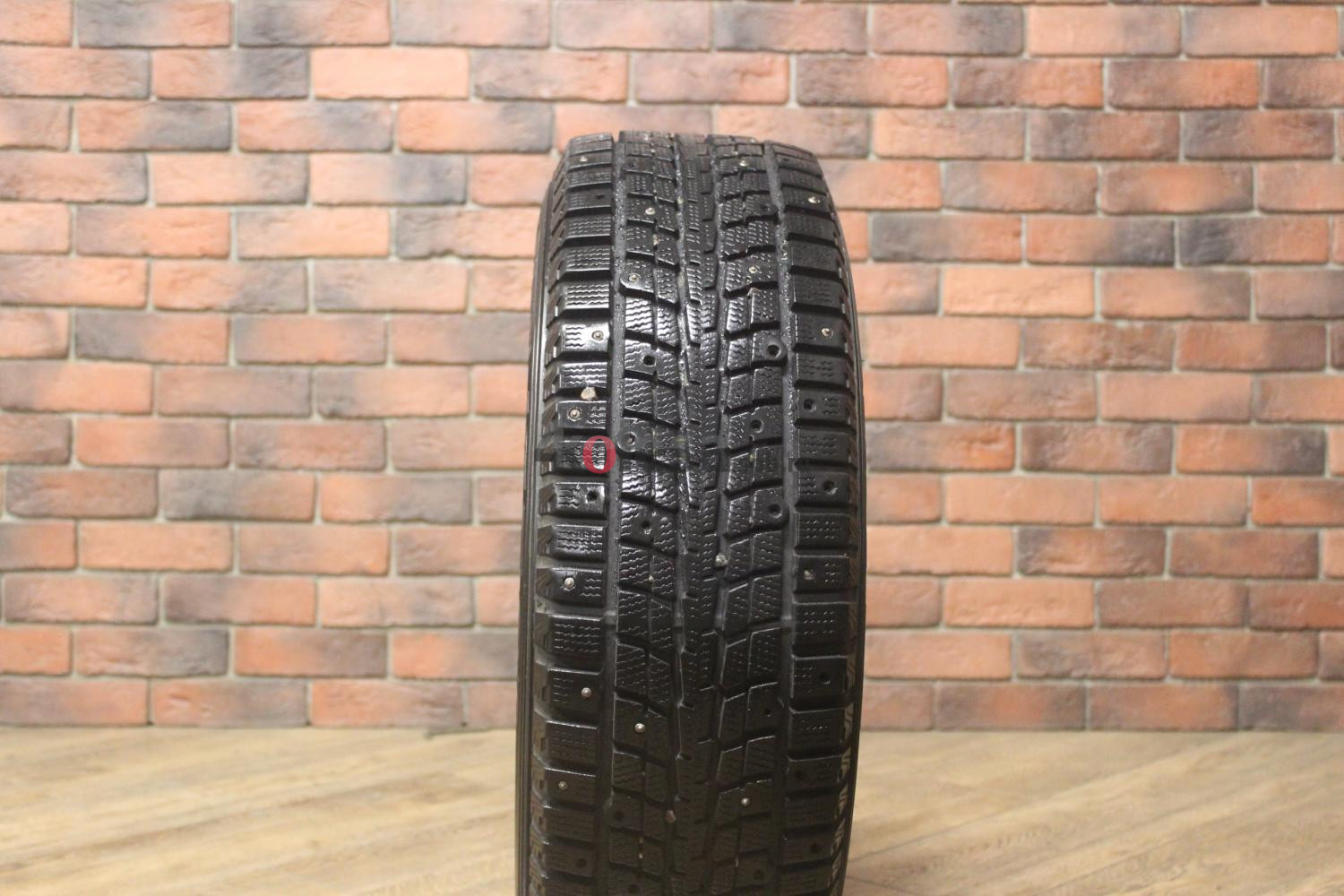 Зимние шипованные шины R16 215/70 Dunlop SP Winter ICE 01 бу (6-7 мм.) остаток шипов 50-69%