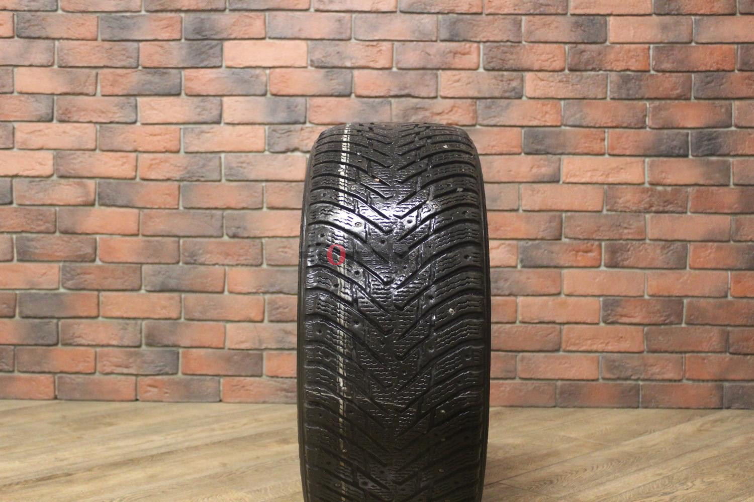 Зимние шипованные шины R17 235/50 Nokian Tyres Hakkapeliitta 8 бу (6-7 мм.) остаток шипов 25-49%