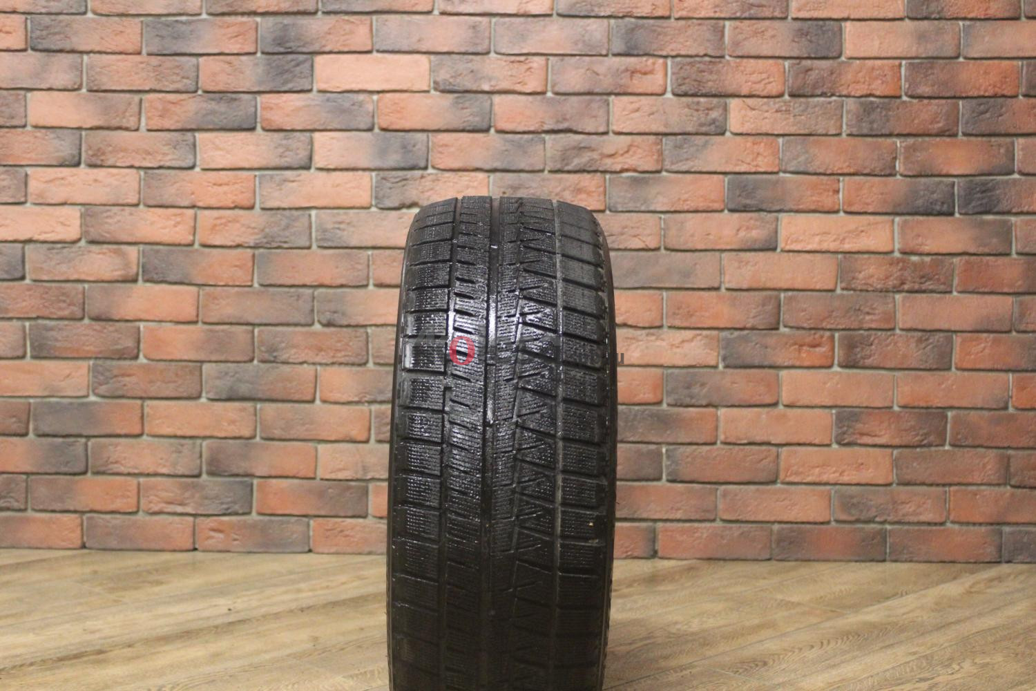 Зимние нешипованные шины R17 215/45 Bridgestone Blizzak Revo GZ бу Лип. (4-5 мм.)
