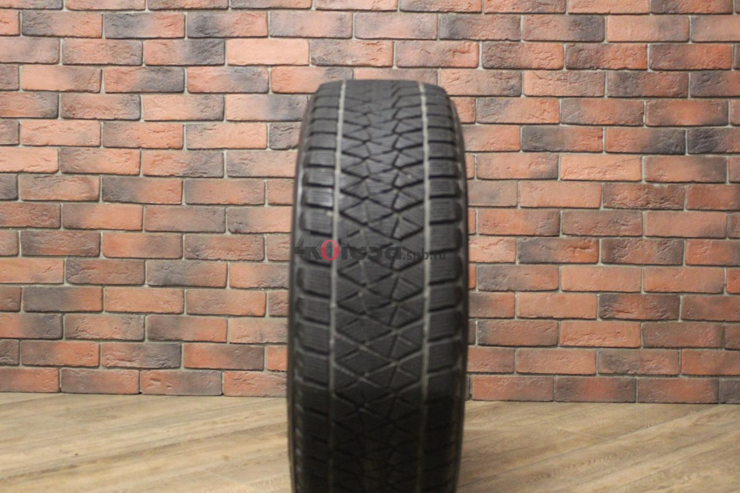 Зимние нешипованные шины R18 225/60 Bridgestone Blizzak DM-V2 бу Лип. (6-7 мм.)
