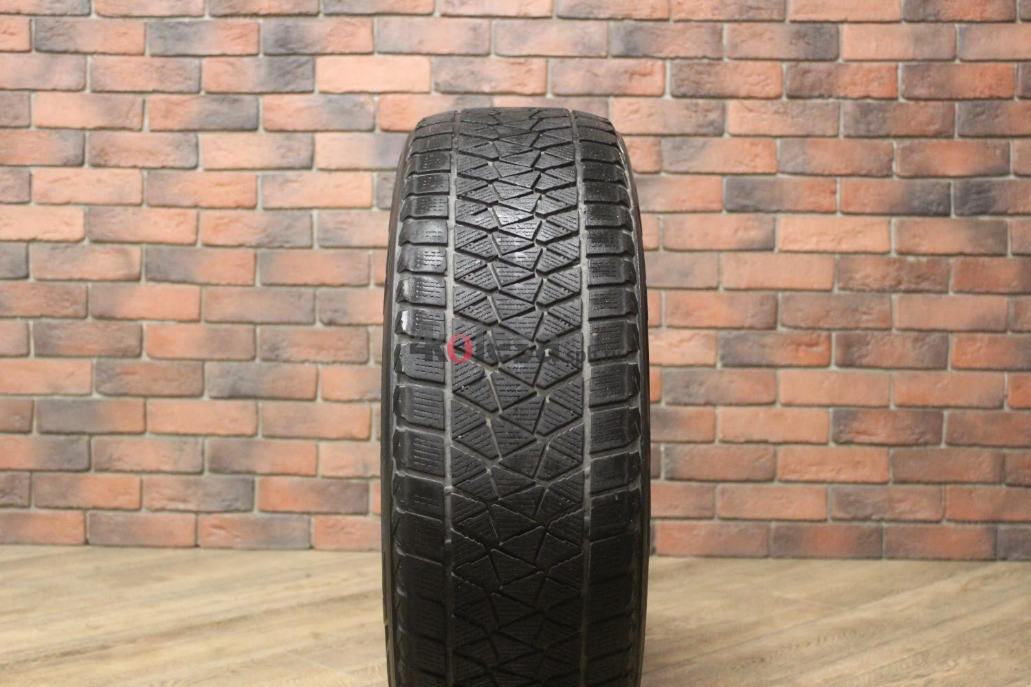 Зимние нешипованные шины R18 225/60 Bridgestone Blizzak DM-V2 бу Лип. (4-5 мм.)