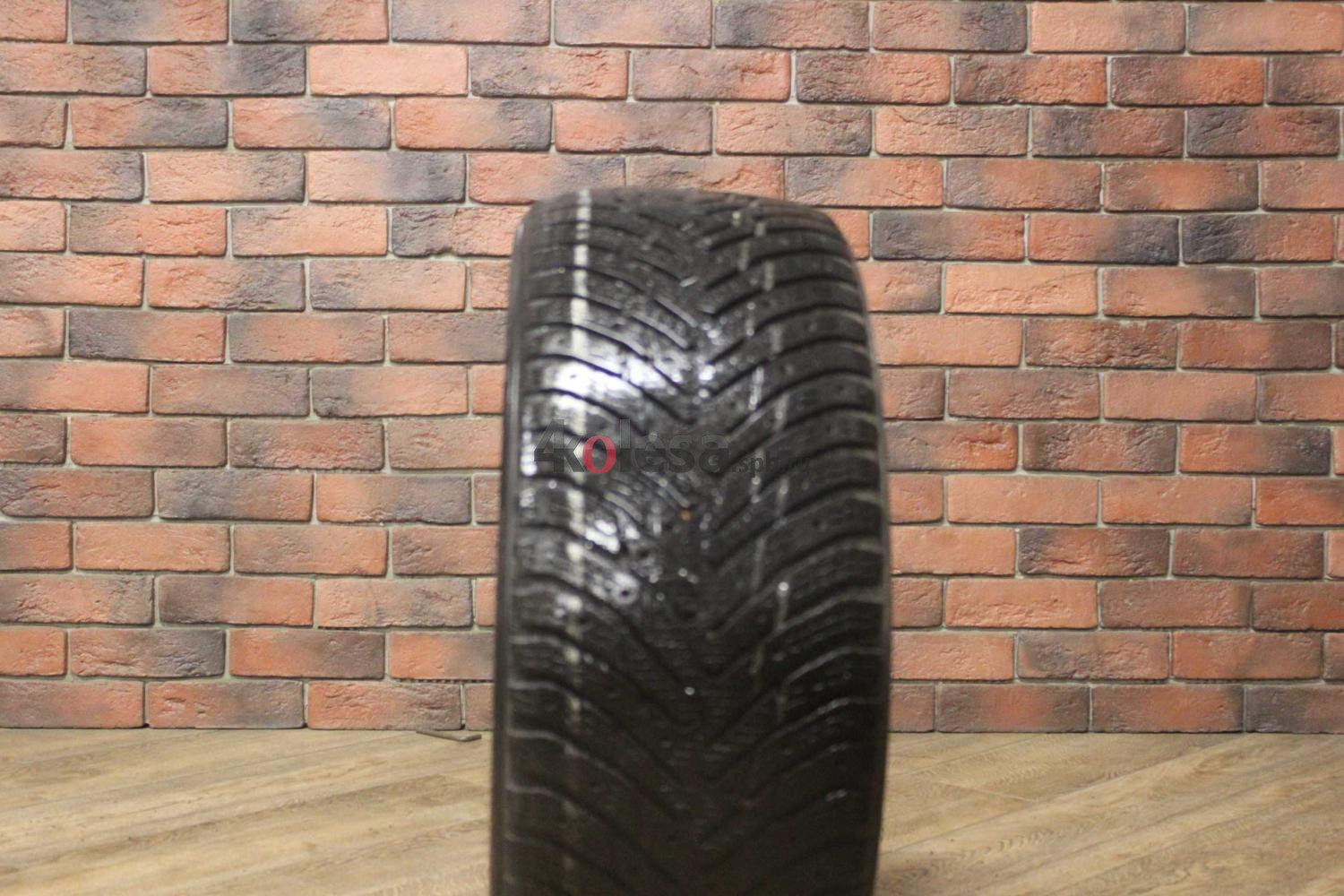 Зимние шипованные шины R18 225/45 Nokian Tyres Hakkapeliitta 8 бу (4-5 мм.) остаток шипов 0-25%