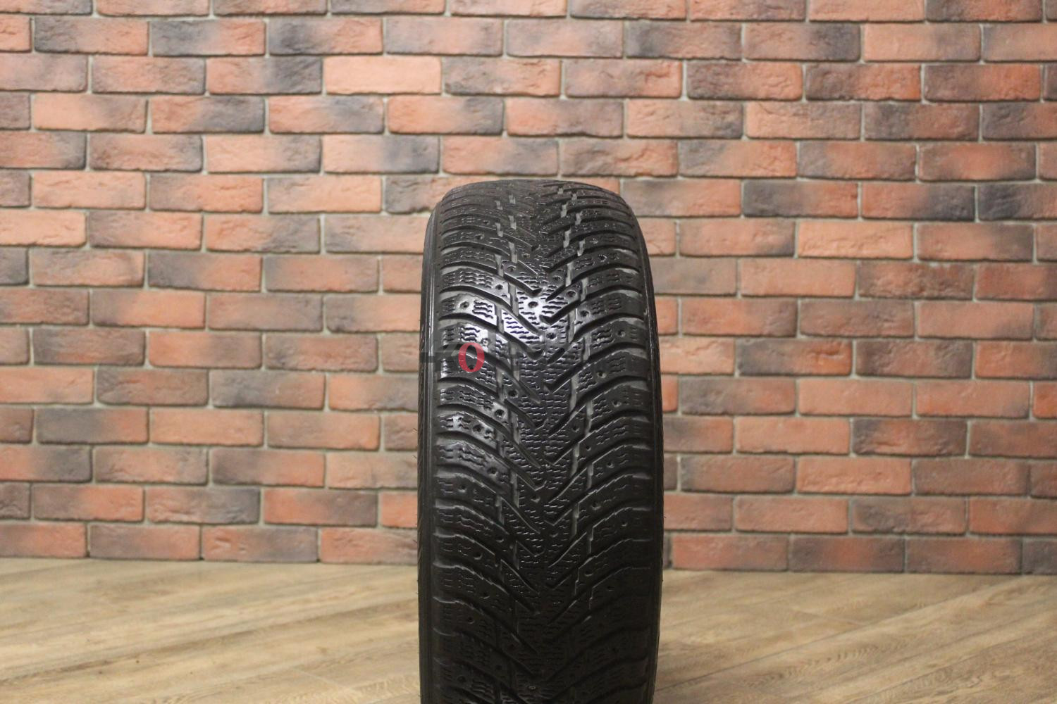 Зимние шипованные шины R16 205/60 Nokian Tyres Hakkapeliitta 8 бу (4-5 мм.) остаток шипов 0-25%