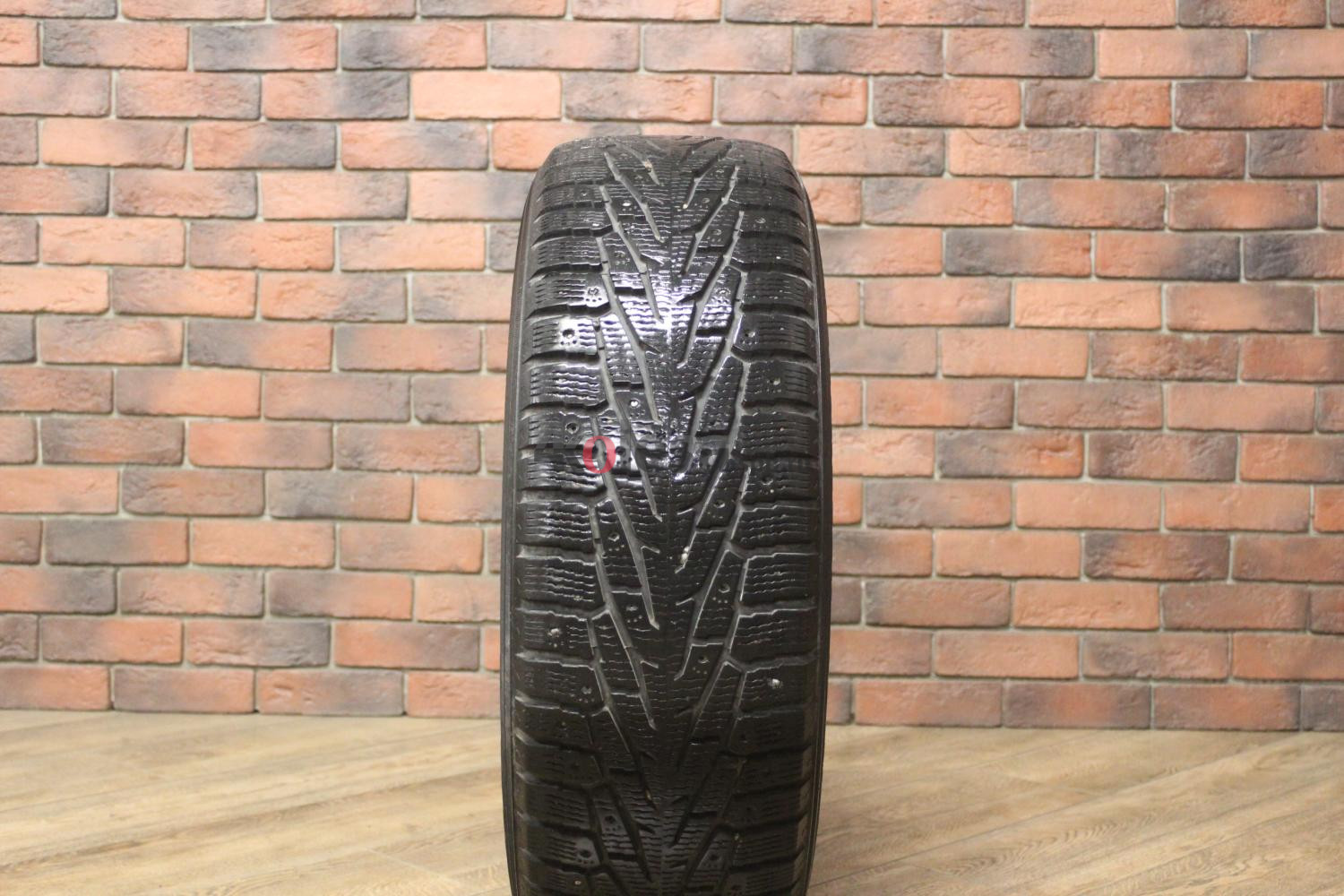Зимние шипованные шины R17 235/65 Nokian Tyres Nordman 7 бу (6-7 мм.) остаток шипов 0-25%