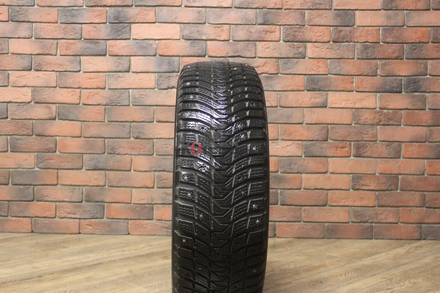 Зимние шипованные шины R16 215/65 Michelin X-Ice North 3 бу (8-9 мм.) остаток шипов 50-69%