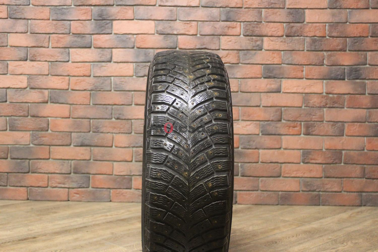 Зимние шипованные шины R16 215/65 Michelin X-Ice North 4 бу (4-5 мм.) остаток шипов 25-49%