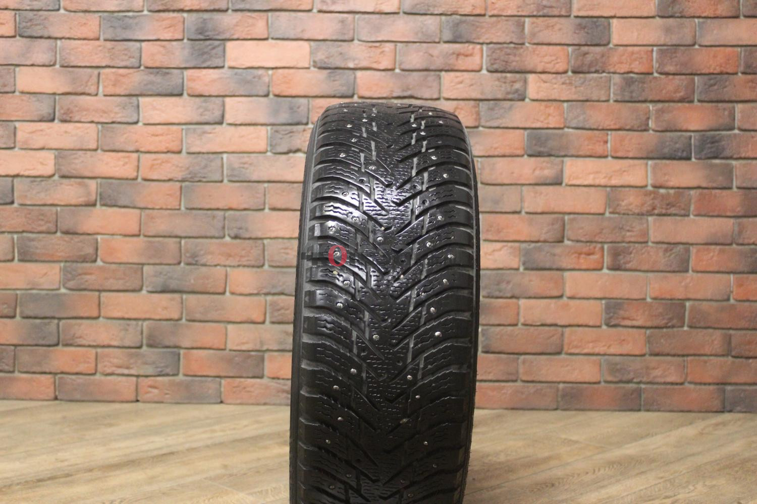 Зимние шипованные шины R17 215/60 Nokian Tyres Hakkapeliitta 8 бу (6-7 мм.) остаток шипов 70-100%