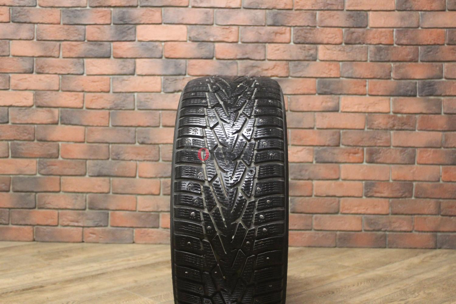 Зимние шипованные шины R17 225/50 Nokian Tyres Nordman 7 бу (4-5 мм.) остаток шипов 70-100%